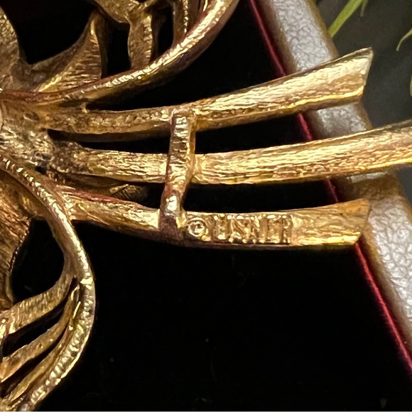 VINTAGE SIGNED USNER GOLD TONE FLOWER BROOCH PIN - Picture 6 of 9